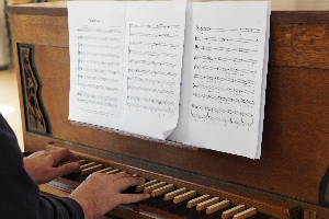 organist speelt van muziek